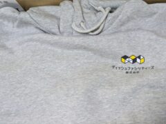 会社のパーカー作りました。